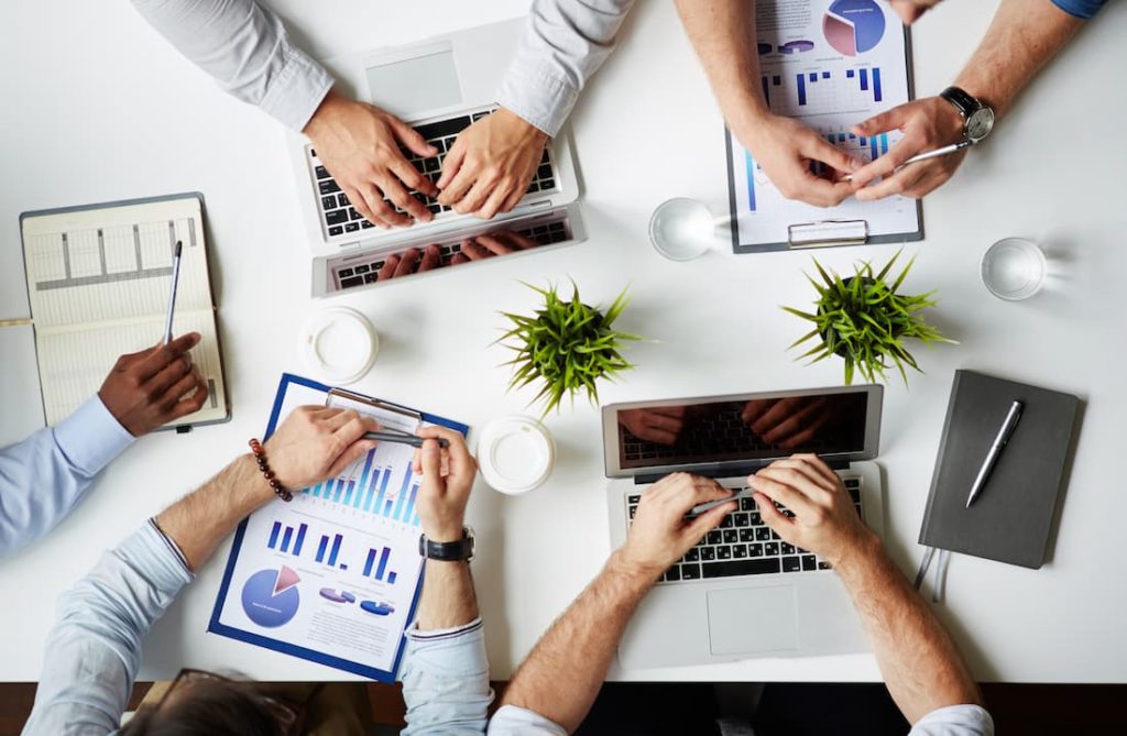 equipo de trabajo con laptop